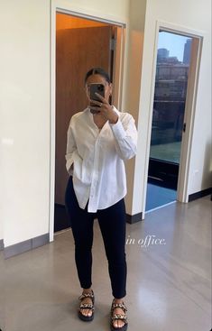 Hospitality Outfit Women, Business Casual Therapist Outfits, Office Outfit With Leggings, Comfy Work Outfit Summer Casual, No Heels Outfit Classy, Casual Work Outfits Women Office Summer, Nanny Outfit Ideas Casual, Salon Receptionist Outfit, Casual Work Outfits Summer Office Wear Jeans Women