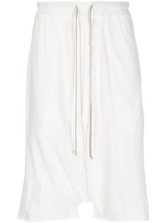 white cotton tonal stitching drop crotch elasticated drawstring waistband knee-length two side slit pockets two rear flap pockets raw-cut hem Rick Owens Drkshdw, Shorts White, Drawstring Waistband, Rick Owens, Flap Pocket, Cotton Shorts, Short Outfits, White Cotton, White Shorts