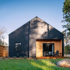 a house that is sitting in the grass