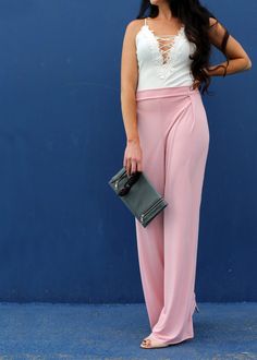 Easy DIY pants tutorial with simple pattern. These wide leg palazzo pants are the most comfortable womens pull on pant that is the perfect project for a sewing beginner. Learn how to make these wide leg trousers for women from scratch! #sewing #palazzopant #sew Diy Fashion Trends, Young Women Fashion, Fun Fashion, Simple Diy