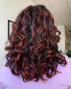 Highlight For Brown Curly Hair, Brown With Red Undertones Curly Hair, Red Hair For Curly Hair, Brown Red Balayage Curly Hair, Wavy Curly Hair Color Ideas, Curly Red Hair Dyed Highlights, Red Curly Hair Balayage, Hair Color For Curly Hair Highlights, Curly Red Highlighted Hair