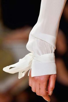 Bow-tied cuff, via Rhonda's Creative Life Manset Lengan, Sukienki Maksi, Detail Couture, Beige Outfit, Couture Details, Clothing Details, Mode Inspo, White Shirts, Mode Inspiration