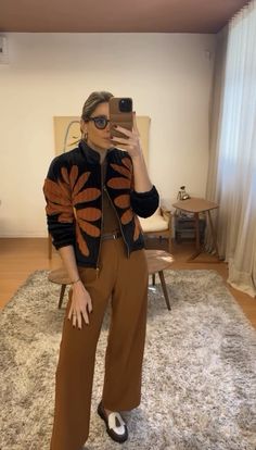 Cardigan Outfit Work, Brown Cardigan Outfit, Look Office, Corporate Outfits, Looks Street Style, Coat Outfits, Basic Outfits, Outfit Inspo Fall, Style Mistakes