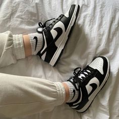 Sepatu Air Jordan, Aesthetic Nike, Trendy Shoes Sneakers, Nike Shoes Girls, Dr Shoes, Jordan Shoes Girls, Preppy Shoes, All Nike Shoes, Cute Nike Shoes