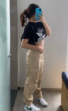 Outfits With Belts, Chica Aesthetic, Outfits Beige, 90’s Grunge, Cargo Outfit, Cargo Pants Baggy, Girly Style Outfits, Cargo Pants Outfits, Outfit Oversize