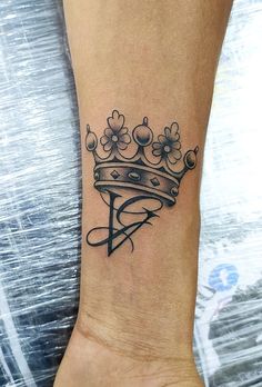 Crown tattoo design Vikas Name Tattoo, Sai Tattoo, Tato Nama, King Crown Tattoo, Apple Logo Design, Indian Tattoo Design, Crown Tattoos, Crow Tattoo Design, Krishna Tattoo