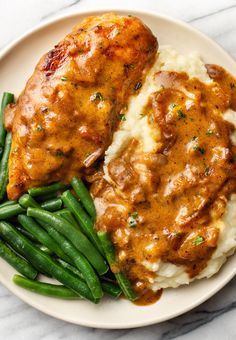 Using pantry staples you can make this ridiculously tasty smothered chicken recipe! It's got a rich, perfectly seasoned gravy that's made from scratch and juicy pan-friend chicken. Smothered Chicken Breast, Smothered Chicken Recipe, Homemade Chicken Gravy, Smothered Chicken Recipes, Pork Chops And Gravy, Chicken Sauce, Smothered Chicken, Think Food, Chicken Dishes Recipes