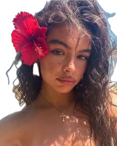 Curly Hair Beach Pictures, Caribean Aesthetic Girl, Island Girl Aesthetic Makeup, Poc Beach Aesthetic, Beach Makeup, Cindy Kimberly Beach Photos, Beach Girl Aesthetic, Summer Picture Poses, Beachwear Fashion