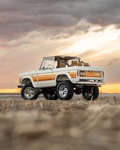 Ombré Design by Gateway Bronco 90s Ford Bronco, Bronco Ford Interior, 1967 Ford Bronco, Vintage Broncos Car, Restored Bronco, 1969 Ford Bronco, 1970 Ford Bronco, Ford Bronco 1970's, Vintage Ford Bronco