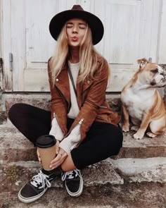 Fedora Hat Outfits, Brown Leather Jacket Outfit, Brown Fedora, Hat Outfits, Hat Outfit, Leather Jacket Outfits, Outfit Jeans, Spring Look, Outfits With Hats