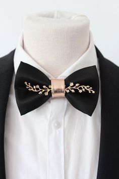 Check out this item in my Etsy shop https://www.etsy.com/listing/1301983105/black-bowtie-gold-mens-silk-bow-tie-for Gold Prom Suit, Bowtie Groomsmen, Mens Suit Accessories, Prom Gold, Bowtie Wedding, Black Bowtie, Gold Bow Tie, Groomsmen Gift Set