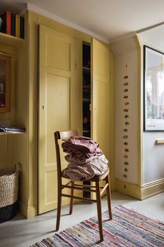 a chair sitting on top of a rug in a room