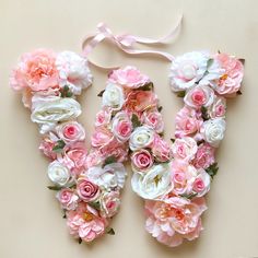 pink and white flowers are arranged into the letter n