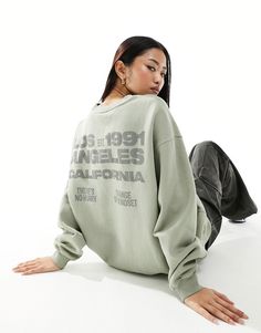 Hoodies & Sweatshirts by Pull&Bear Can't go wrong in sweats Crew neck Drop shoulders Graphic print to chest and back Oversized fit Pull And Bear Sweatshirt, Oversize Tshirt Outfits, Cute Streetwear, Black Hoodie Women, Unique Sweatshirt, Streetwear Hoodie, Monochrome Outfit, Graphic Sweaters, Sweatshirt Fabric