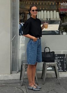 Style Bermuda Shorts Women, How To Style Long Shorts Women, Outfits 30s For Women, Look Shorts Jeans, Outfit Inspo Jorts, Shorts Work Outfit, Italian Inspired Outfits, Outfits With Jeans Shorts, Street Style 2024 Summer