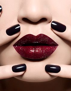 dark lip + dark nails Nikki Tutorials, Lip Venom, Extreme Make-up, Burgundy Lips, Dark Lipstick, Burgundy Nails, Stunning Makeup, Nicole Scherzinger