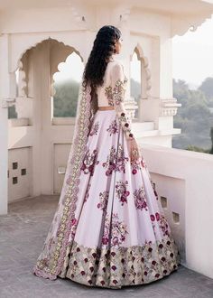 Classic Snow White Floral Embroidered Pakistani Wedding Lehenga Choli. Wedding Dress Lehenga, Akbar Aslam, Pakistani Boutique, Printed Lehenga, Pakistani Designer Clothes, Pakistani Lawn Suits, Pakistani Wedding Dress, Embroidered Lehenga, Pakistani Wedding Dresses