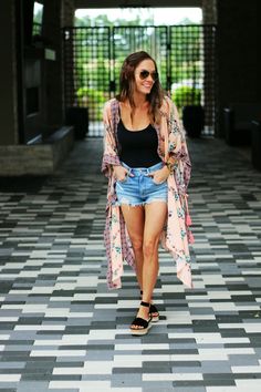 How to style a kimono with shorts Jean Shorts With Kimono Outfit, Denim Shorts And Kimono Outfit, Styling A Kimono Summer Outfits, Summer Outfits With Kimono, Outfits With Kimonos Summer, Shorts With Kimono Outfit, Goa Outfits Women Ideas, Shorts And Cardigan Outfit Summer, Style Kimono Outfits