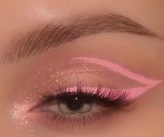 Barbie Core Makeup Look, Cute Eyeshadow Ideas Colorful, Vintage Eyeshadow Looks, Valentine Makeup Easy, Pink Princess Makeup Looks, Make Up Pink Eyes, Barbie Eyeliner, Colourful Makeup Looks Creative, Fun Makeup Looks To Recreate