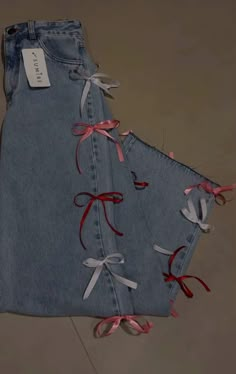 #lookjunino Ribbon On Jeans, Jean Custom Ideas, Ribbon Jeans, Custom Jeans Diy, Desi Fashion Casual, Diy Fashion Clothing, Everyday Fashion Outfits, Quick Outfits, Fashion Hacks Clothes