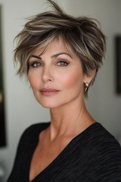 40 Chic Short Hairstyles for Older Women Platinum Blonde Bob, Messy Layers, Timeless Hairstyles, Hair Cuts 2017, Short Dark Hair