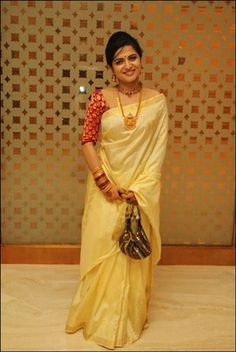 (DD) Dhivya Dharshini in beige color kerala saree with brocade blouse... Divya Dharshini, Kerala Attire, Sneha Prasanna, Saree With Contrast Blouse, Beige Saree, Brocade Blouse Designs