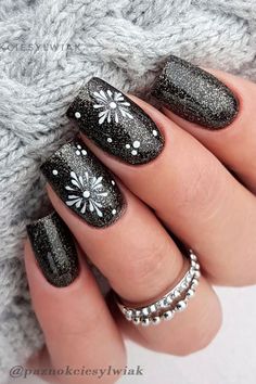 The next time you feel like playing a little dress-up, consider experimenting with some glittery black nails. Although the black-and-white color shades are simple, it’s the intricate design that steals the show - Credit: Instagram@paznokciesylwiak January Nail Designs 2024, January Nail Designs New Years 2024, Glittery Black Nails, Black Glittery Nails, Black Winter Nails, Classy Black Nails, January Nail Designs, January Nails, Glittery Nails