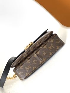 Louis Vuitton launched the Marceau chain bag in the spring of 2022, interpreting the inspiration of the Pochette Métis handbag in a small size. The S-lock lock is derived from the brand’s box-making heritage, and the sliding chain shoulder strap is equipped with a comfortable leather shoulder pad. Size: 24.5 x 15.0 x 6.5 cm (LxHxW) • Monogram coated canvas and calfskin • Smooth calfskin lining • Smooth calfskin trim • metallic parts • Interior patch pocket • Large interior zip pocket • Out Louis Vuitton Marceau, Louis Vuitton Yayoi Kusama, Black Louis Vuitton, Louis Vuitton Capucines, Large Cosmetic Bag, Lv Purse, Medium Handbags, Lv Belt, Lv Handbags