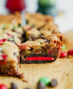 there are many cookies and candy bars on the table with one cut in half to show it's filling