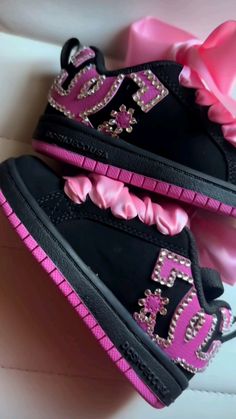 Mcbling Sneakers, Outfits With Dc Shoes, Dc Shoes Outfit, 2000s Shoes, Mcbling Fashion, Pretty Sneakers, Pretty Shoes Sneakers, All Nike Shoes, Shoes Outfit Fashion