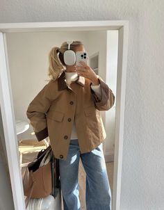 Rainydays Aesthetic Outfit, Beige Utility Jacket Outfit, Carpenter Jacket Outfit, Worker Jacket Outfit Women, Worker Jacket Outfit, Fall Outfits Jackets, Barn Jacket Outfits, Barn Jacket, University Outfit