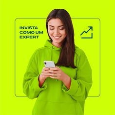 a woman in a green hoodie looking at her cell phone and smiling with the text investa como um expert