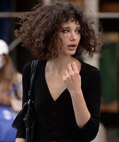 Curly French Haircut, Curly Hair Street Style, Feminine Short Curly Hair, Curly Microbangs, Curly Hair Micro Bangs, 60s Curly Hair, Microbangs Curly Hair, Baby Bangs Curly Hair, Micro Bangs Curly Hair