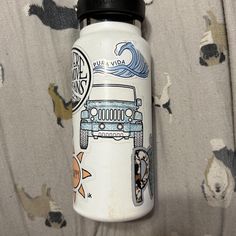 White sticker hydro flask 32 oz water bottle! Stickers can come off easily with soap and water! #hyrdoflask #waterbottle #stickers Hydro Flask 32 Oz, Hydro Flask, Water Bottle Stickers, White Stickers, Flask, Dinnerware, Water Bottle, Soap, Canning