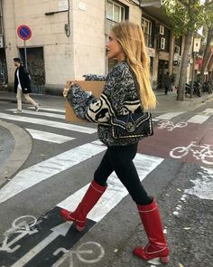 Fashion 23, Fall Wear, Red Boots, Fashion Icons, Mode Inspo, Women's Handbags, Looks Style, Luxury Vintage, Outfits Casuales