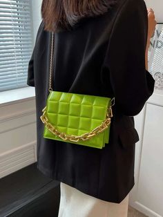 Bolsa quadrada Mini Verde neon Acolchoado Decoração de corrente Aba | SHEIN Brasil Belly Workout Challenge, Neon Bag, Chain Decor, Green Neon, Gold Clutch, Modern Accessories, Belly Workout