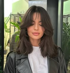 50 Best Hairstyles for Square Faces Rounding the Angles Layers Around The Face Medium, Natural Brown Hair Medium Length, Haircuts For Short Length Hair, Haircut Summer 2024, Elizabeth Hairstyle, Haircuts For 2024 Women, Shoulder Length Hairstyle Women, Summer Haircuts For Medium Hair, Summer Haircuts 2024