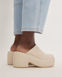 The Puffa Clog Parchment – Everlane Scrub Outfits, Shoe Trend, Scrubs Outfit, Leather Supplies, Wardrobe Refresh, Maria Grazia, Christopher Kane, Bag Shoes, Platform Wedge