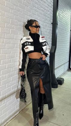 Women In Mens Shirt, Fashion Killa Winter, Tokyo Outfits Japanese Street Styles, Mode Poses, Queen Tee, Fest Outfits, Boujee Outfits, White Outfit, Looks Street Style