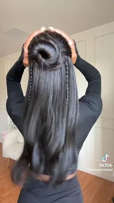 back to school hairstyle, bun inpso, braid inspo Half Up Half Down Gel Hairstyles, Conservative Going Out Outfits, Up Dos For Medium Hair School, Braid Hairstyles White Women, Washed Hair Hairstyles, Easy Hairstyles For Bad Hair Days, Outfit Fete, Server Hairstyles Restaurant Long Hair, Bumped Ends Hairstyle