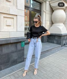 Basic Tshirt Outfit, Liza Rudkevich, Minimalist Moda, Mom Jeans Style, Slouchy Jeans, Comfy Casual Outfits, Mom Jeans Outfit, Jeans Outfit Casual, Wardrobe Tips