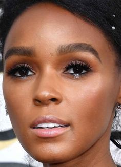 Close-up of Janelle Monáe at the 2017 Golden Globe Awards. Close Up Makeup, Beauty Head Shots, Celeb Makeup, Golden Globes 2017, Red Carpet Makeup, Janelle Monae, Diverse Beauty, Celebrity Makeup Looks, Golden Globes Red Carpet