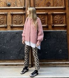 Carrot Pants Outfit Street Styles, Fall 2023 Comfy Outfits, Colourful Fall Outfit, Fall Aesthetic Outfits, Best Fall Outfits, Punk Streetwear, Trendy Fall Outfits, Looks Street Style, Cozy Vibes