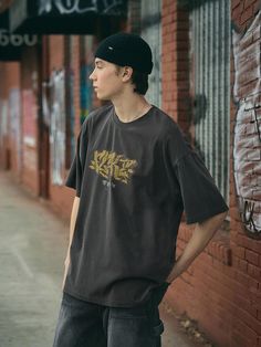 This is a modern and casual t-shirt by FLUKE that is made out of high quality and sturdy fabric. With unique design detail and trendy mood, you can style it for your casual and young daily outfit.- Tentar and tumble washed item- Bio washed cotton 100% fabric- Graphic print detail- Oversized silhouette Casual Crew Neck T-shirt With Graffiti Print, Oversized Casual T-shirt With Graffiti Print, Oversized Gray Urban T-shirt, Urban Oversized Gray T-shirt, Graffiti Print Short Sleeve Tops For Streetwear, Casual Crew Neck T-shirt For Streetwear, Short Sleeve Tops With Graffiti Print For Streetwear, Trendy Gray T-shirt For Streetwear, Hip Hop Style Relaxed Fit Graffiti Print Tops