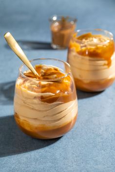 Dulce de leche in two glasses, drizzled with dulce de leche sauce. South African Beef Stew, Trinchado Recipe, Beef Trinchado, African Beef Stew, Carnation Caramel, Mousse Recipes Easy, Whipped Egg Whites, African Stew