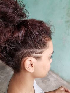 Undercut Curly Hair Long, Long Curly Hair Undercut, Long Curly Undercut, Side Undercut Women, Shaved Sides Curly Hair, Curly Undercut Women, Sidecut Women, Curly Hair Shaved Side, Shaved Curly Hair