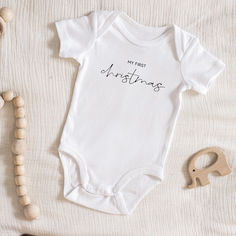 Mini Baby Body mit der Aufschrift "My First Christmas". Kurzarm Weiß. Christmas Gift Baby, First Christmas Baby, My First Christmas, Baby Christmas Gifts, Baby Body, Gender Neutral Baby, Christmas Baby, Etsy Baby, First Christmas