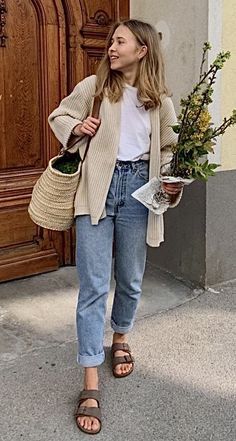 Australian Casual Outfit, Modest Mom Outfits Casual, California Aesthetic Fashion, Bcba Outfits, Preppy Boho Aesthetic, Crunchy Mom Outfits, Millenial Outfit Updates, 90s Mom Aesthetic, Hygge Outfit