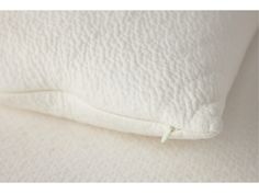 a close up view of the back side of a white pillow that has been made