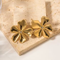 ✦ Keep it simple and stylish with these beautiful 18K Gold Plated Clover Stud Earrings. The earrings feature a sleek and minimalistic design that's perfect for any occasion. The high-quality stainless steel construction ensures long-lasting durability, while the 18K gold plating adds a touch of glamour. The earrings also feature a classic clover stud design that's perfect for adding some extra style to your everyday look. These earrings make a thoughtful and stylish gift for someone special. --- Five Leaf Clover, Stud Design, Basic Jewelry, Nose Rings Hoop, Clover Earrings, Crystal Hoop Earrings, Fashion Jewelry Earrings, Minimalistic Design, Flower Earrings Studs